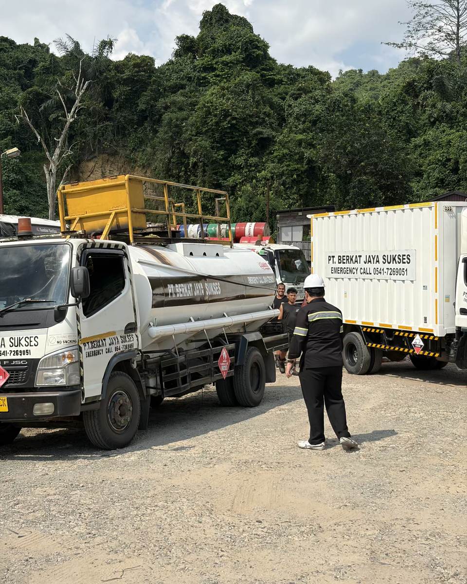 Armada & tim PT Berkat Jaya Sukses di lokasi fasilitas